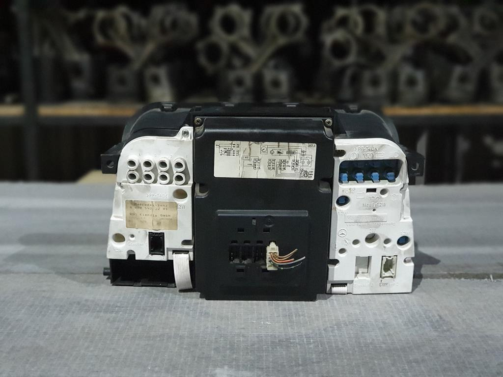 MERCEDES-BENZ SPRINTER 412 - Salpicadero para Camión: foto 3 MERCEDES-BENZ SPRINTER 412 - Salpicadero para Camión: foto 3