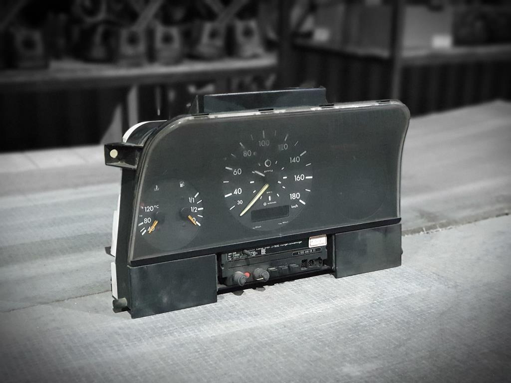 MERCEDES-BENZ SPRINTER 412 - Salpicadero para Camión: foto 1 MERCEDES-BENZ SPRINTER 412 - Salpicadero para Camión: foto 1