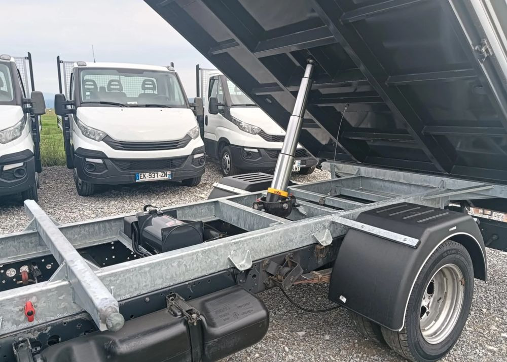Iveco 35C13, 35C12, 35C14, 35C15 - Furgoneta basculante: foto 2 Iveco 35C13, 35C12, 35C14, 35C15 - Furgoneta basculante: foto 2