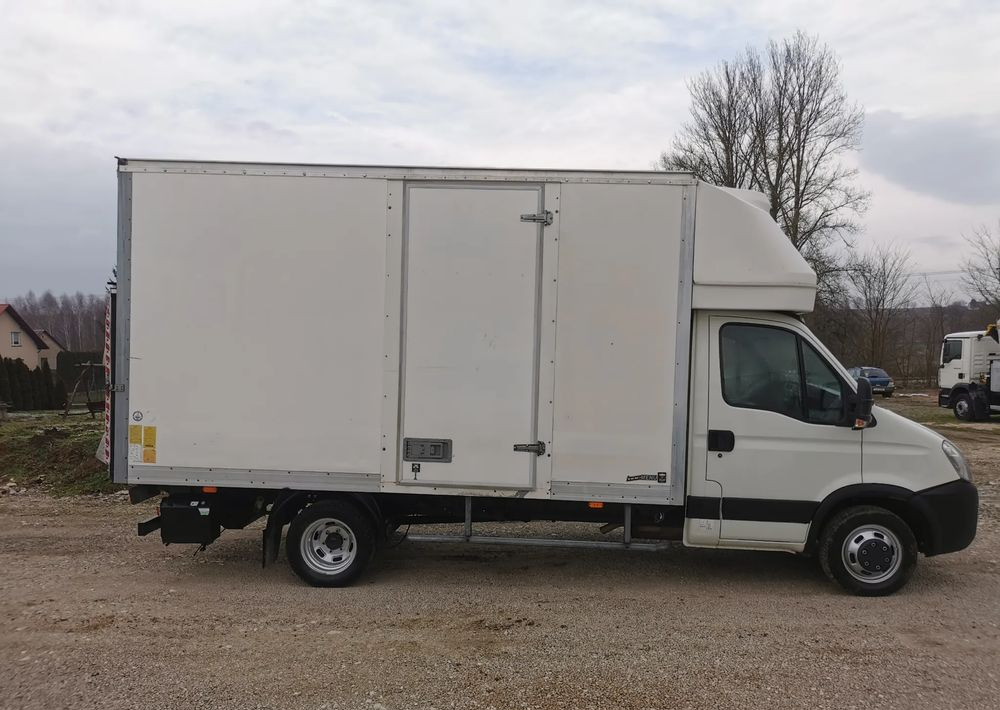 Iveco 3.0-150KM Daily 35C15 Kontener winda Dhollandia 750kg długi 35-150 Klimatyzacja długi rozstaw - Furgoneta caja cerrada: foto 4 Iveco 3.0-150KM Daily 35C15 Kontener winda Dhollandia 750kg długi 35-150 Klimatyzacja długi rozstaw - Furgoneta caja cerrada: foto 4