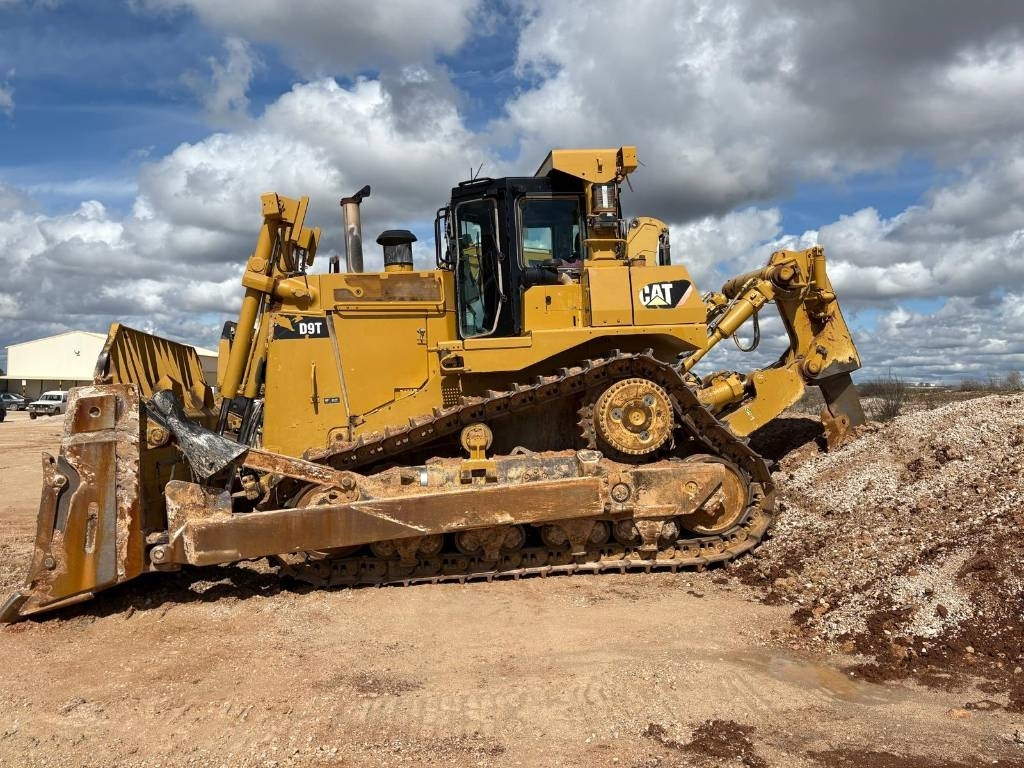 CAT D 9 T (CE Certified / New Undercarriage) - Bulldozer: foto 2 CAT D 9 T (CE Certified / New Undercarriage) - Bulldozer: foto 2