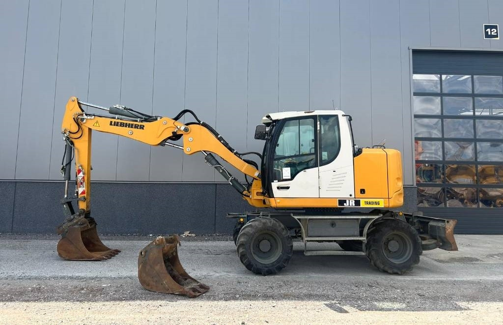 Liebherr A 912 Compact (2 Buckets) - Excavadora de ruedas: foto 1 Liebherr A 912 Compact (2 Buckets) - Excavadora de ruedas: foto 1