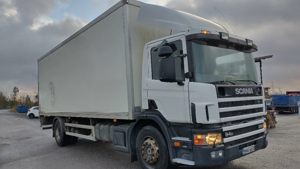 Scania P94 kokosivuaukeva kori+pl-nostin - Camión caja cerrada: foto 2 Scania P94 kokosivuaukeva kori+pl-nostin - Camión caja cerrada: foto 2