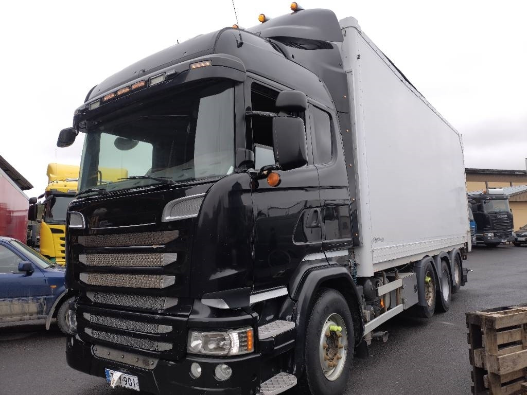 Scania R 580 8x2 ketjupurku kori 50mottia - Camión caja cerrada: foto 2 Scania R 580 8x2 ketjupurku kori 50mottia - Camión caja cerrada: foto 2