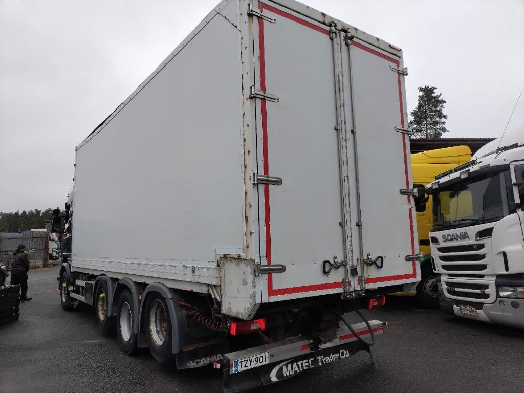 Scania R 580 8x2 ketjupurku kori 50mottia - Camión caja cerrada: foto 4 Scania R 580 8x2 ketjupurku kori 50mottia - Camión caja cerrada: foto 4