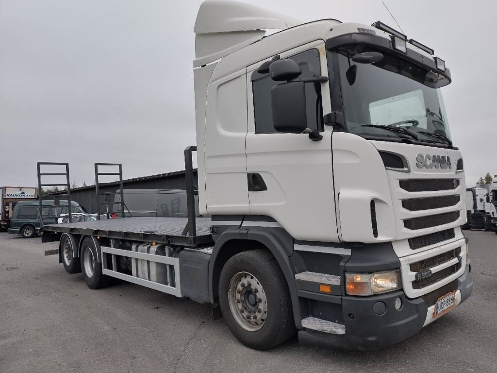 Scania R560 6x2 täysilmaj.uusi koneenkuljetusritilä - Camión caja abierta: foto 1 Scania R560 6x2 täysilmaj.uusi koneenkuljetusritilä - Camión caja abierta: foto 1