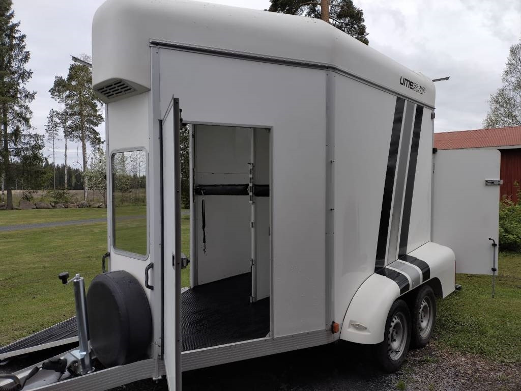 Umeå A45 Hevostraileri, etupurku - Remolque transporte de ganado: foto 3 Umeå A45 Hevostraileri, etupurku - Remolque transporte de ganado: foto 3