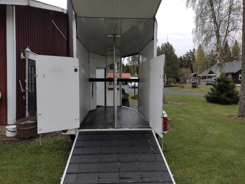 Umeå A45 Hevostraileri, etupurku - Remolque transporte de ganado: foto 2 Umeå A45 Hevostraileri, etupurku - Remolque transporte de ganado: foto 2