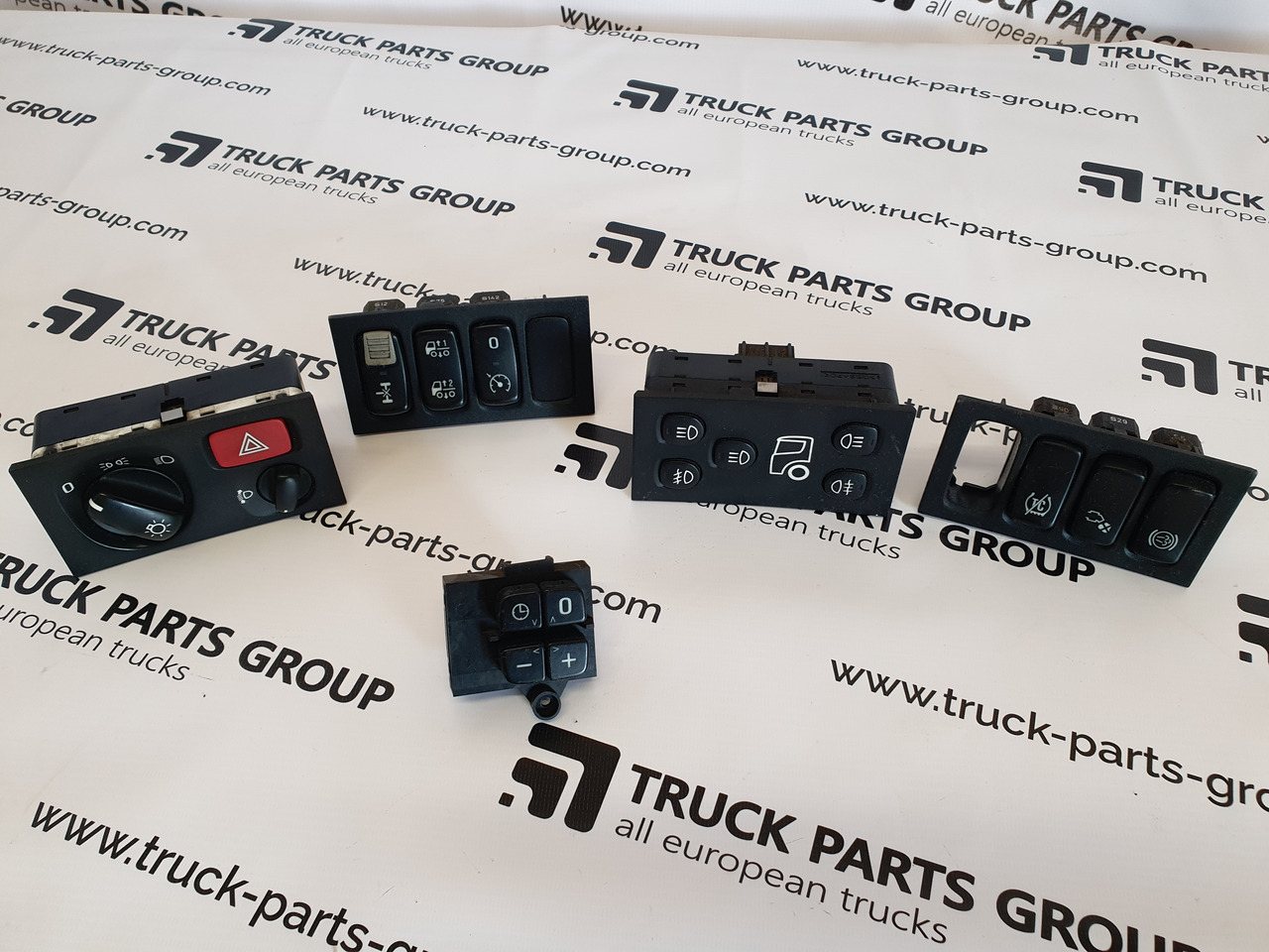 SCANIA SCANIA EURO3 P, G, R, T series headlights switch, dashboard, control panel 1540672, 1900316, 2252075, 2426881, 2001451, 2252076, 1900317, 2426882, 2001452; switch, front fog light, daytime running lig - Cabina e interior para Camión: foto 1 SCANIA SCANIA EURO3 P, G, R, T series headlights switch, dashboard, control panel 1540672, 1900316, 2252075, 2426881, 2001451, 2252076, 1900317, 2426882, 2001452; switch, front fog light, daytime running lig - Cabina e interior para Camión: foto 1