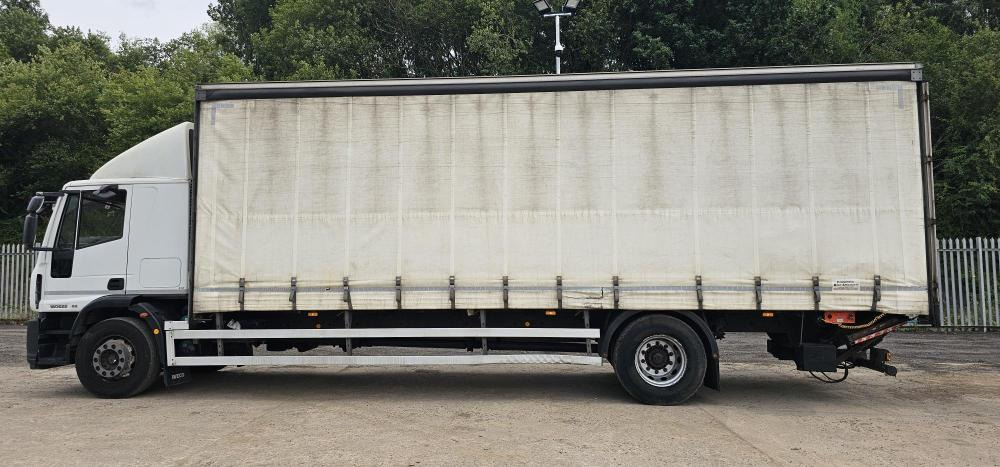 Iveco 18 ton curtain tail lift - Camión lona: foto 5 Iveco 18 ton curtain tail lift - Camión lona: foto 5