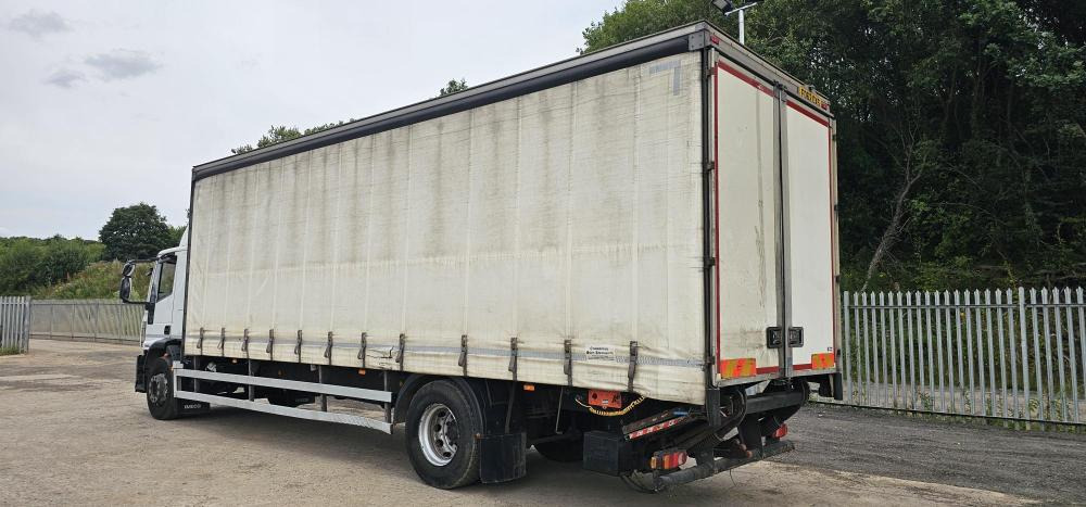 Iveco 18 ton curtain tail lift - Camión lona: foto 2 Iveco 18 ton curtain tail lift - Camión lona: foto 2