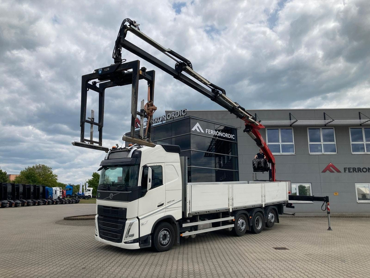 Volvo FH460 8x2 TRIDEM VLA&NLA gelenkt*FASSI F215AS.24 - Camión grúa: foto 1 Volvo FH460 8x2 TRIDEM VLA&NLA gelenkt*FASSI F215AS.24 - Camión grúa: foto 1