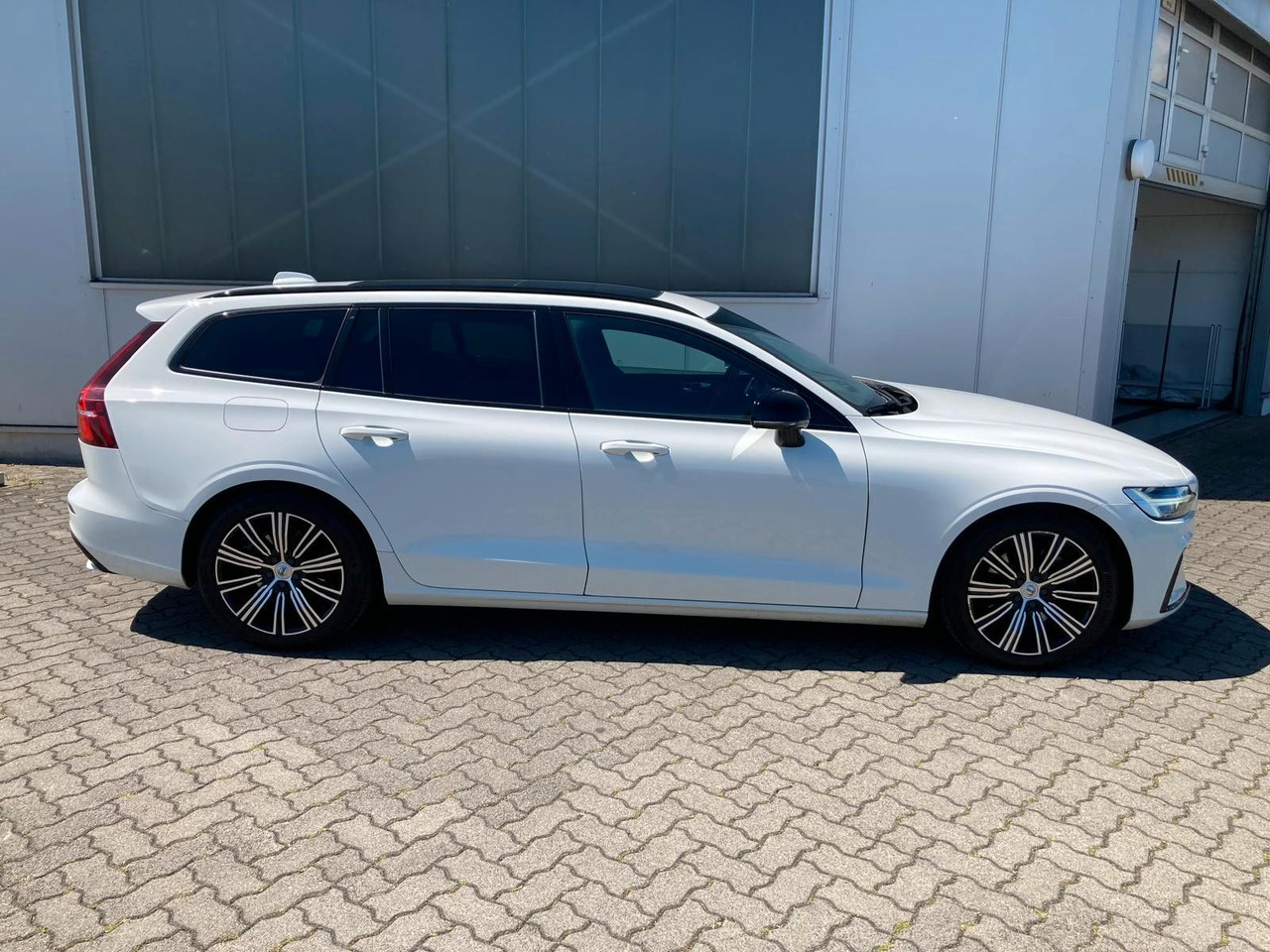 Volvo V60 B4 (Diesel) R Design (Standheiz, AHK, Pano) - Coche: foto 2 Volvo V60 B4 (Diesel) R Design (Standheiz, AHK, Pano) - Coche: foto 2
