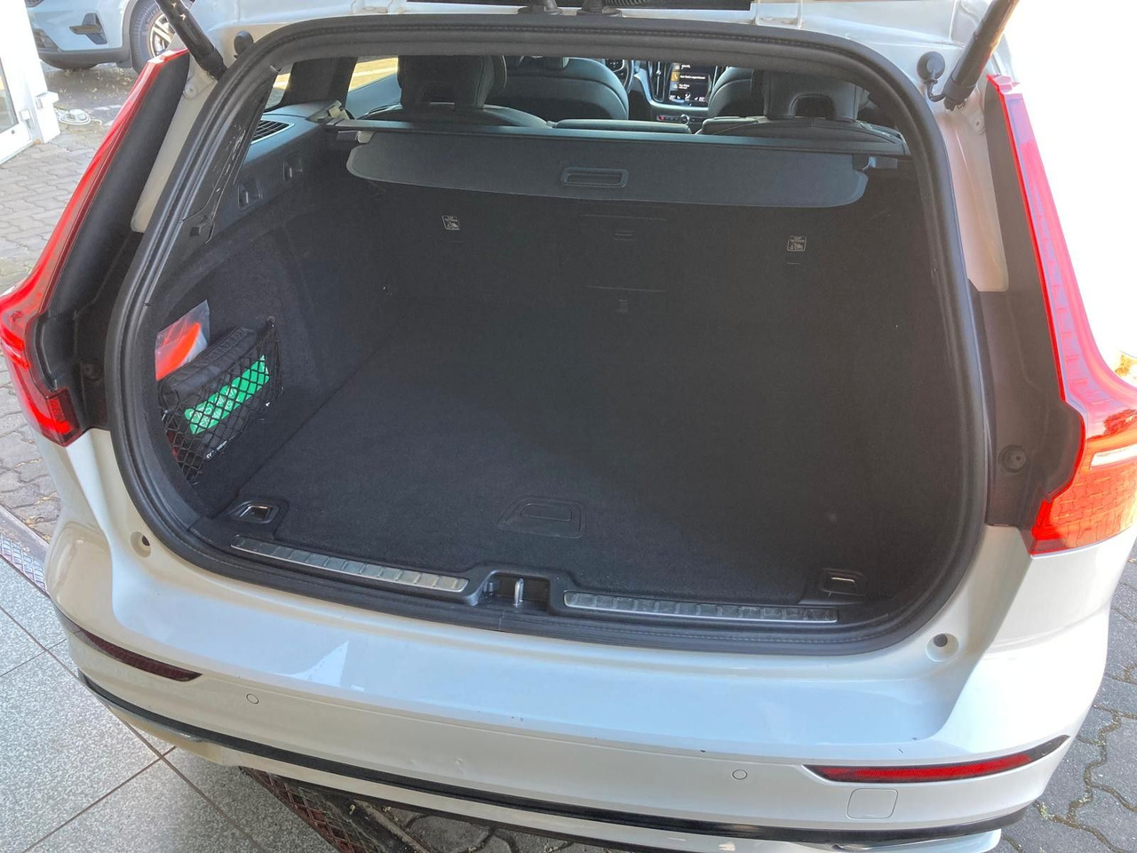 Volvo V60 B4 (Diesel) R Design (Standheiz, AHK, Pano) - Coche: foto 5 Volvo V60 B4 (Diesel) R Design (Standheiz, AHK, Pano) - Coche: foto 5