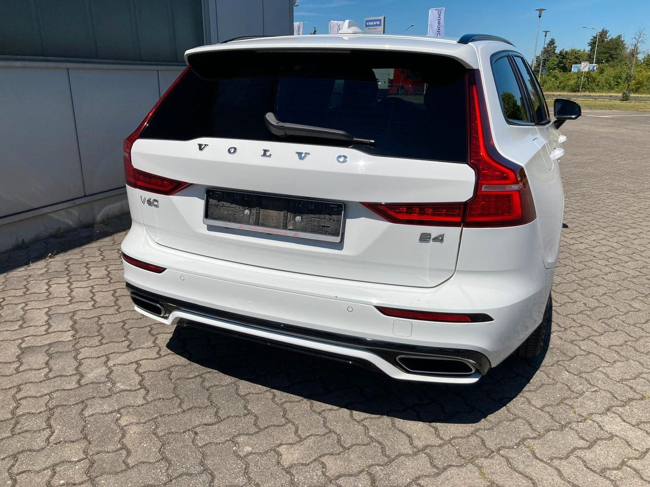 Volvo V60 B4 (Diesel) R Design (Standheiz, AHK, Pano) - Coche: foto 4 Volvo V60 B4 (Diesel) R Design (Standheiz, AHK, Pano) - Coche: foto 4