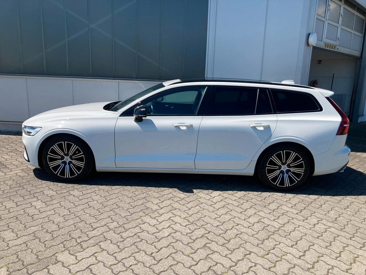 Volvo V60 B4 (Diesel) R Design (Standheiz, AHK, Pano) - Coche: foto 3 Volvo V60 B4 (Diesel) R Design (Standheiz, AHK, Pano) - Coche: foto 3