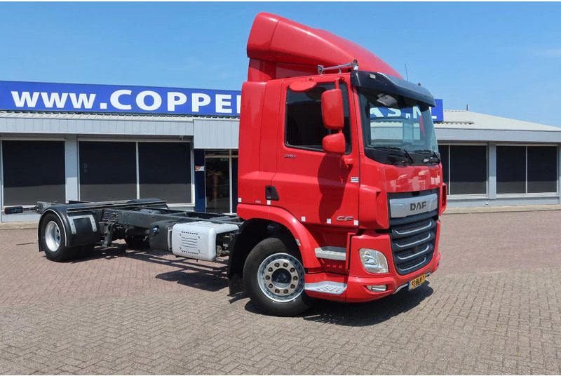 DAF CF 290 FA Chassis + 2500 KG Dhollandia laadklep - Camión chasis: foto 2 DAF CF 290 FA Chassis + 2500 KG Dhollandia laadklep - Camión chasis: foto 2