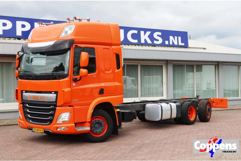 DAF CF 450 Chassis Cabine Slaap Cabine 2x Bed - Camión chasis: foto 1 DAF CF 450 Chassis Cabine Slaap Cabine 2x Bed - Camión chasis: foto 1