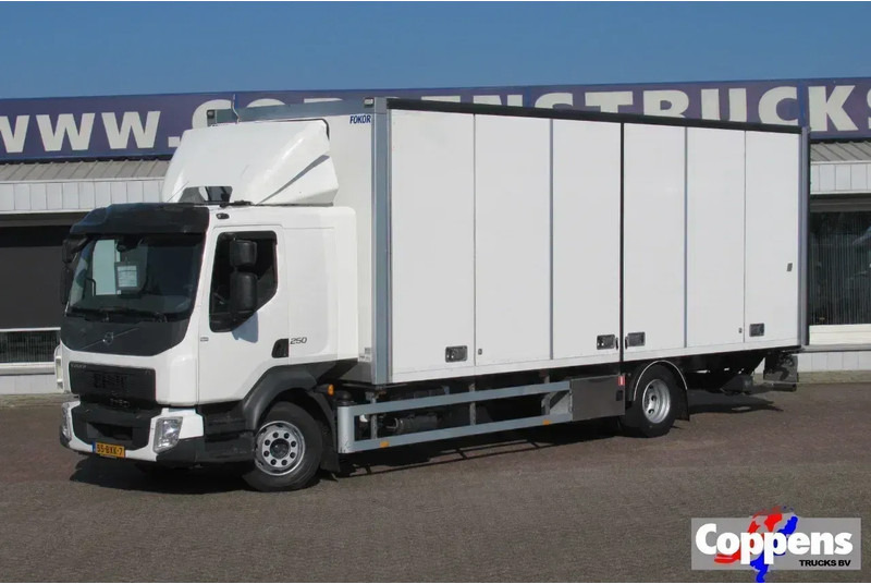 Volvo FL 250 Bakwagen + 6 deuren + Laadklep 2000 kg - Camión caja cerrada: foto 1 Volvo FL 250 Bakwagen + 6 deuren + Laadklep 2000 kg - Camión caja cerrada: foto 1