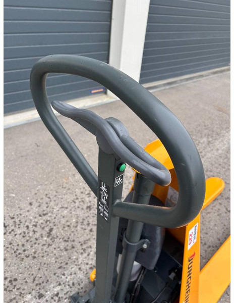 Jungheinrich Scherenhubwagen AMX 10e - Apilador: foto 3 Jungheinrich Scherenhubwagen AMX 10e - Apilador: foto 3