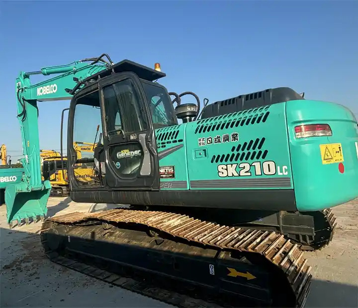 Japan Surplus Construction Excavator Kobelco Sk210 Sk230 Crawler Excavator With Hammer Pipe In Shanghai - Excavadora de cadenas: foto 1 Japan Surplus Construction Excavator Kobelco Sk210 Sk230 Crawler Excavator With Hammer Pipe In Shanghai - Excavadora de cadenas: foto 1