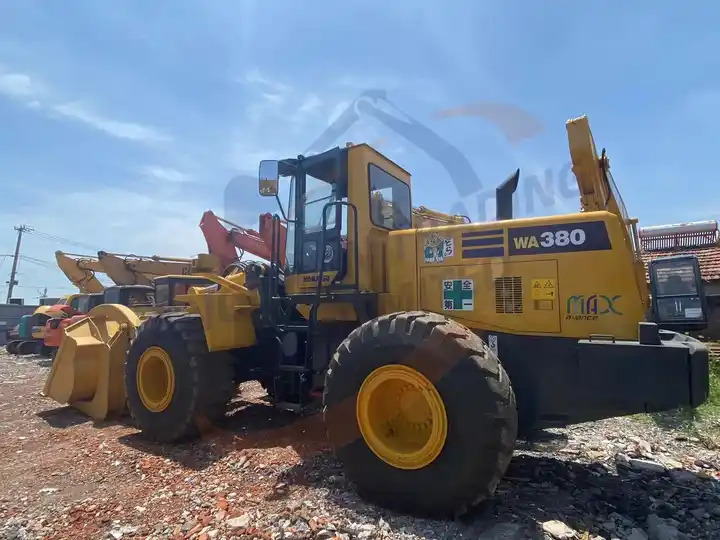 Second Hand Japan Made Komatsu Wa380-3 Front Loader Used Original Painting Komatsu Wa 380-3 in Stock for Sale - Cargadora de ruedas: foto 3 Second Hand Japan Made Komatsu Wa380-3 Front Loader Used Original Painting Komatsu Wa 380-3 in Stock for Sale - Cargadora de ruedas: foto 3