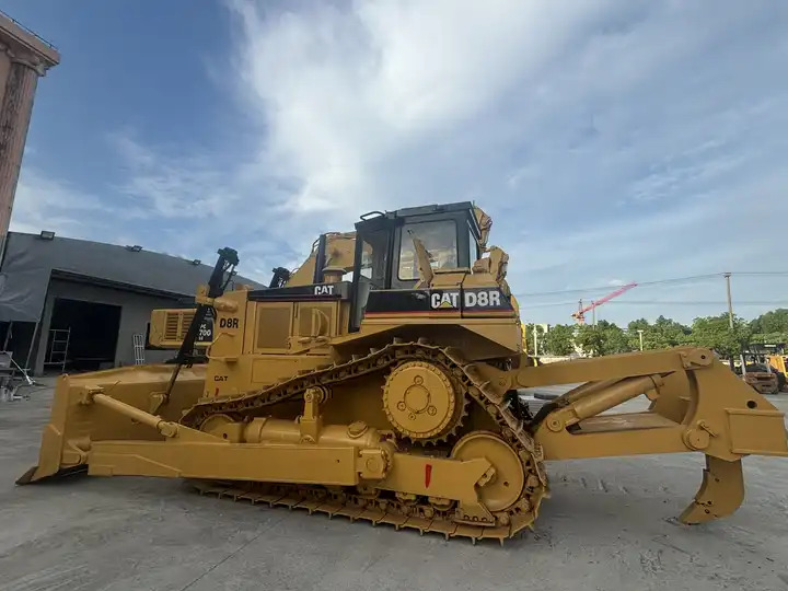 Used CAT D8R bulldozer in good condition for sale - Bulldozer: foto 3 Used CAT D8R bulldozer in good condition for sale - Bulldozer: foto 3