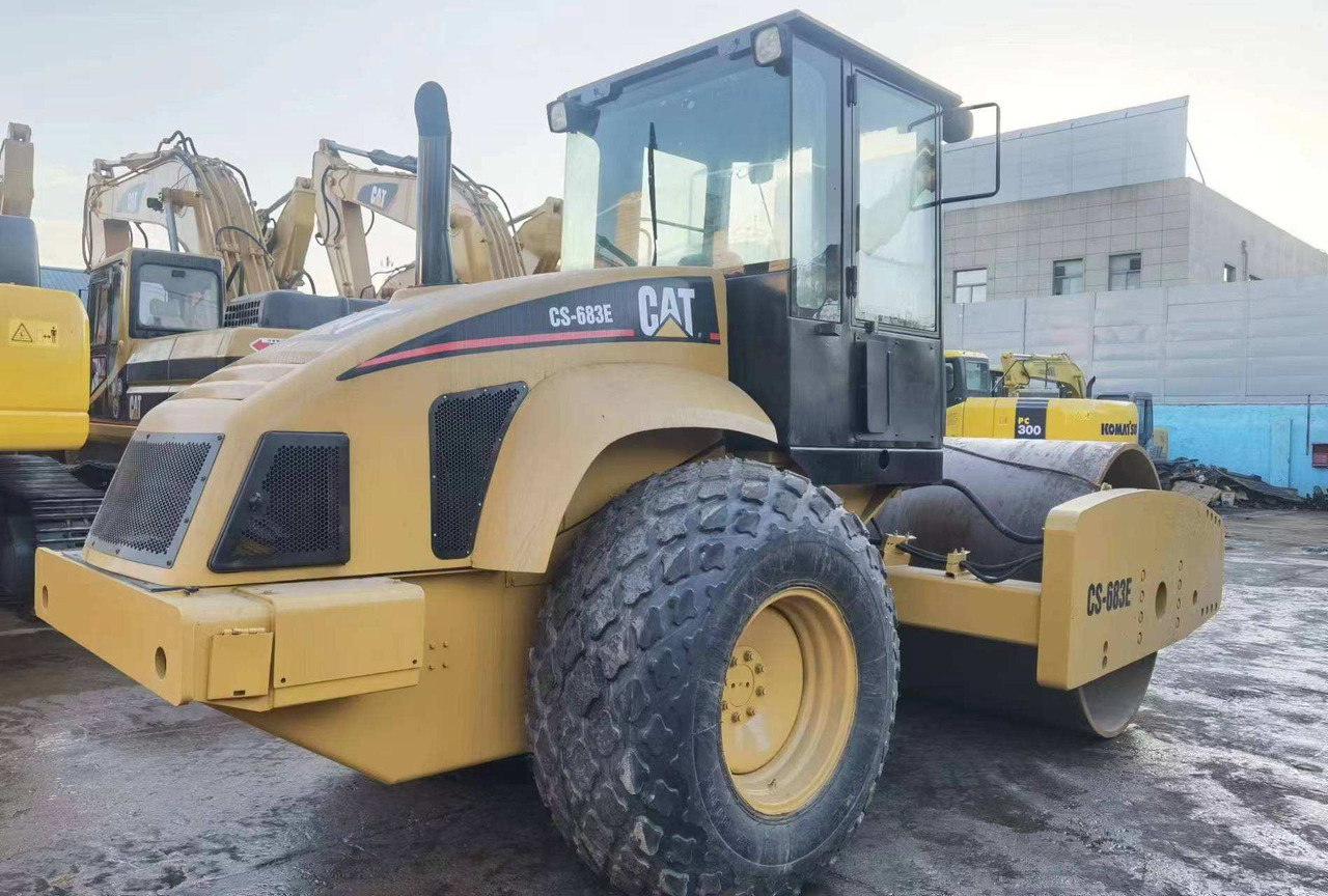 Used Road making machine CAT CS 683E roller - Apisonadora de asfalto: foto 3 Used Road making machine CAT CS 683E roller - Apisonadora de asfalto: foto 3