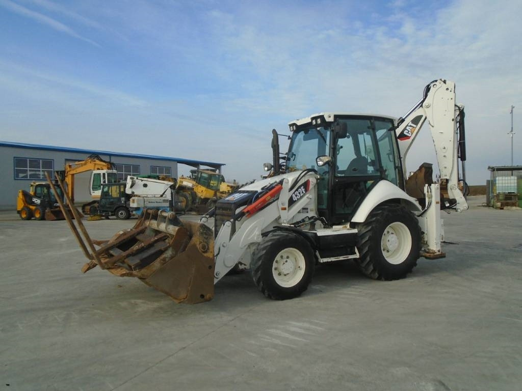 CAT 432F + 5 Cupe + Furci pentru paleti - Retroexcavadora: foto 1 CAT 432F + 5 Cupe + Furci pentru paleti - Retroexcavadora: foto 1