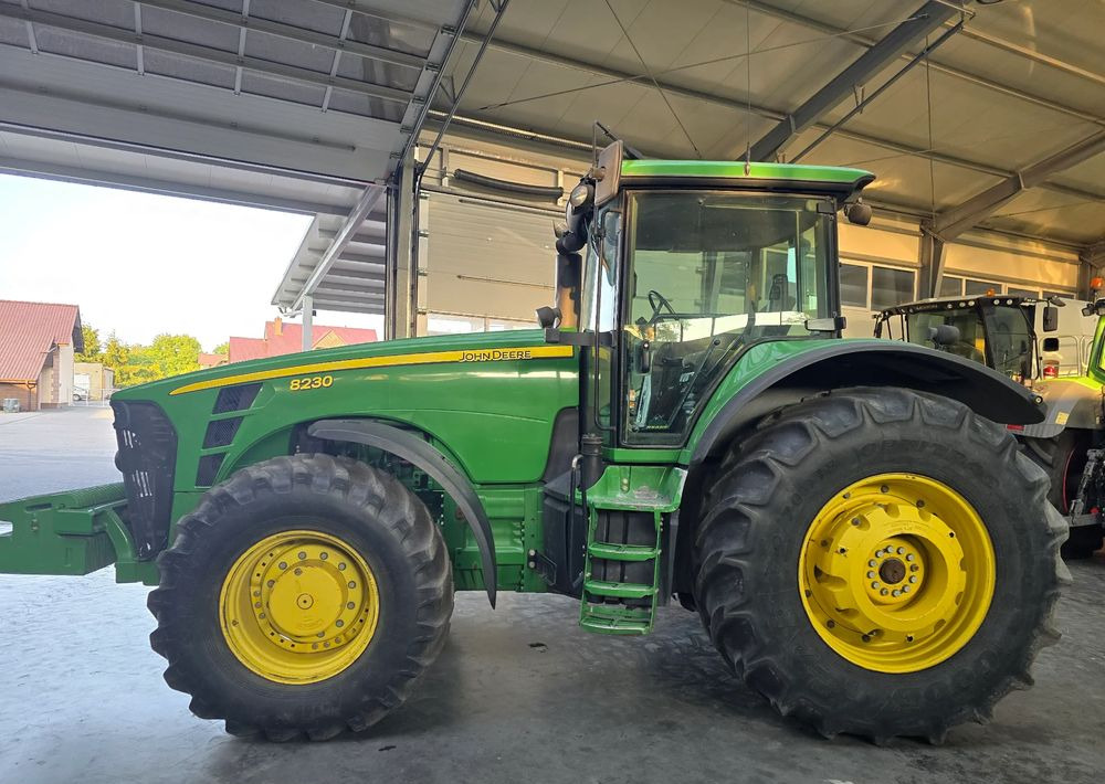 John Deere 8230 - Tractor: foto 3 John Deere 8230 - Tractor: foto 3