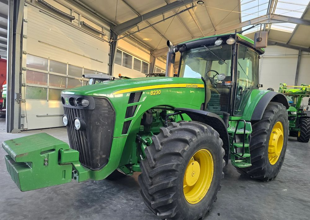 John Deere 8230 - Tractor: foto 1 John Deere 8230 - Tractor: foto 1