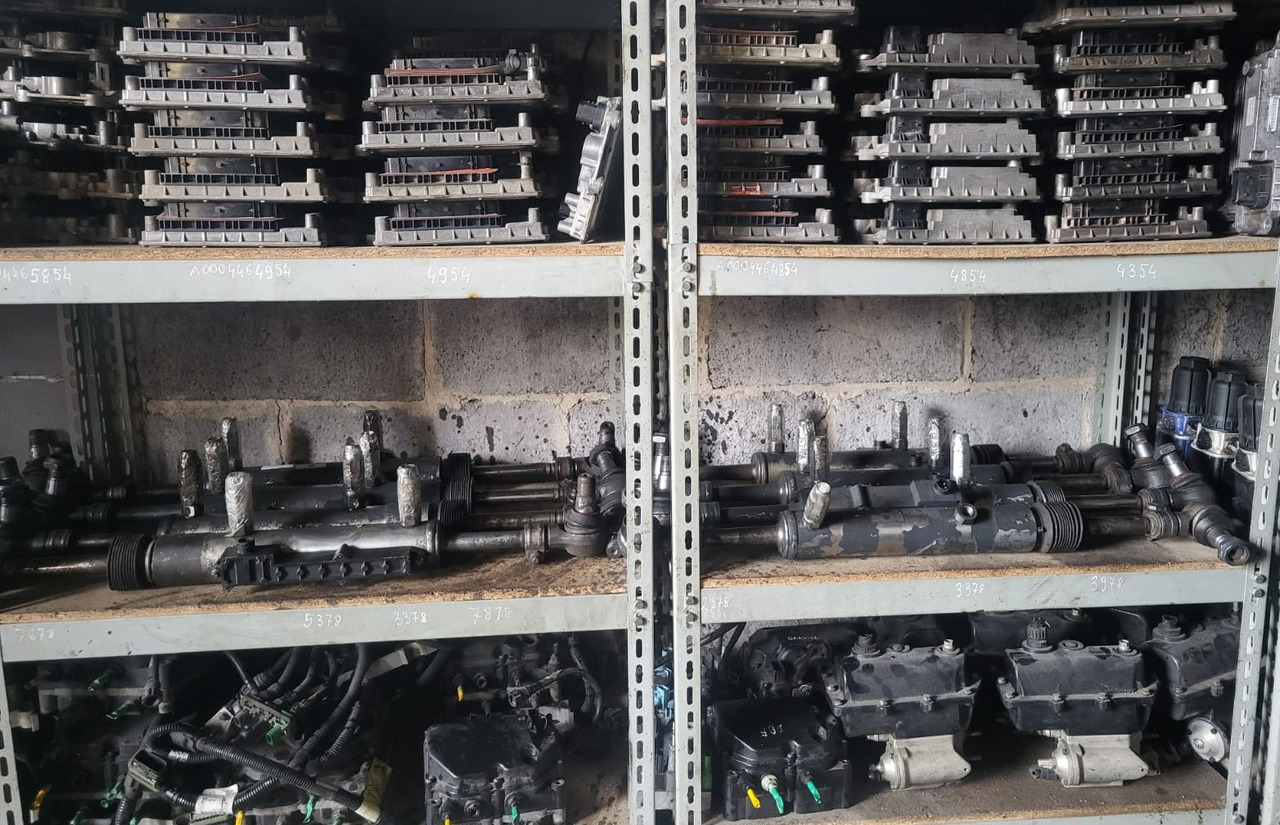 Piezas de recambio Siłownik osi skrętnej hydrauliczny A9604661092 Mercedes Actros MP4 Antos: foto 8