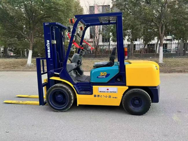 Komatsu FD30 - Plataforma de tijeras: foto 1 Komatsu FD30 - Plataforma de tijeras: foto 1