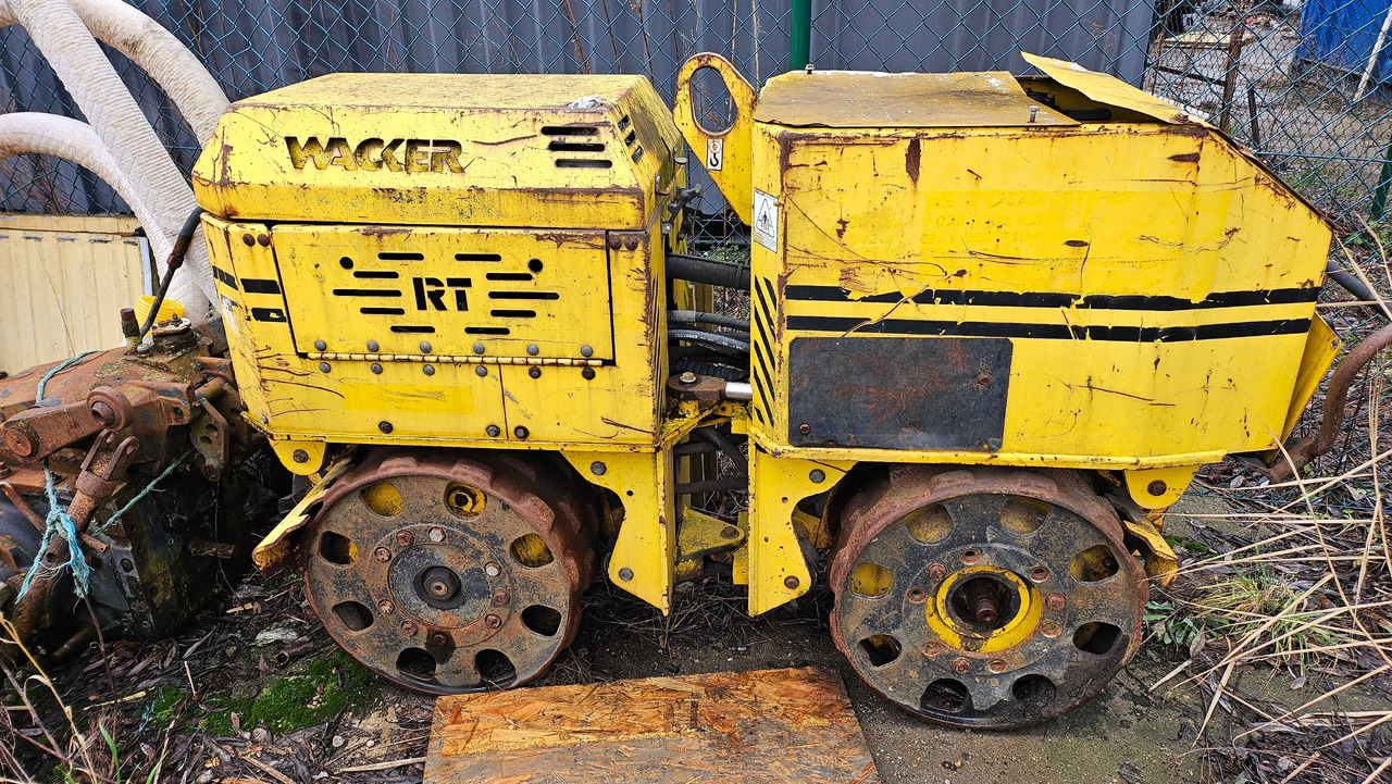Walec WACKER RT820 silnik kręci ale nie odpala - Mini compactadora: foto 1 Walec WACKER RT820 silnik kręci ale nie odpala - Mini compactadora: foto 1