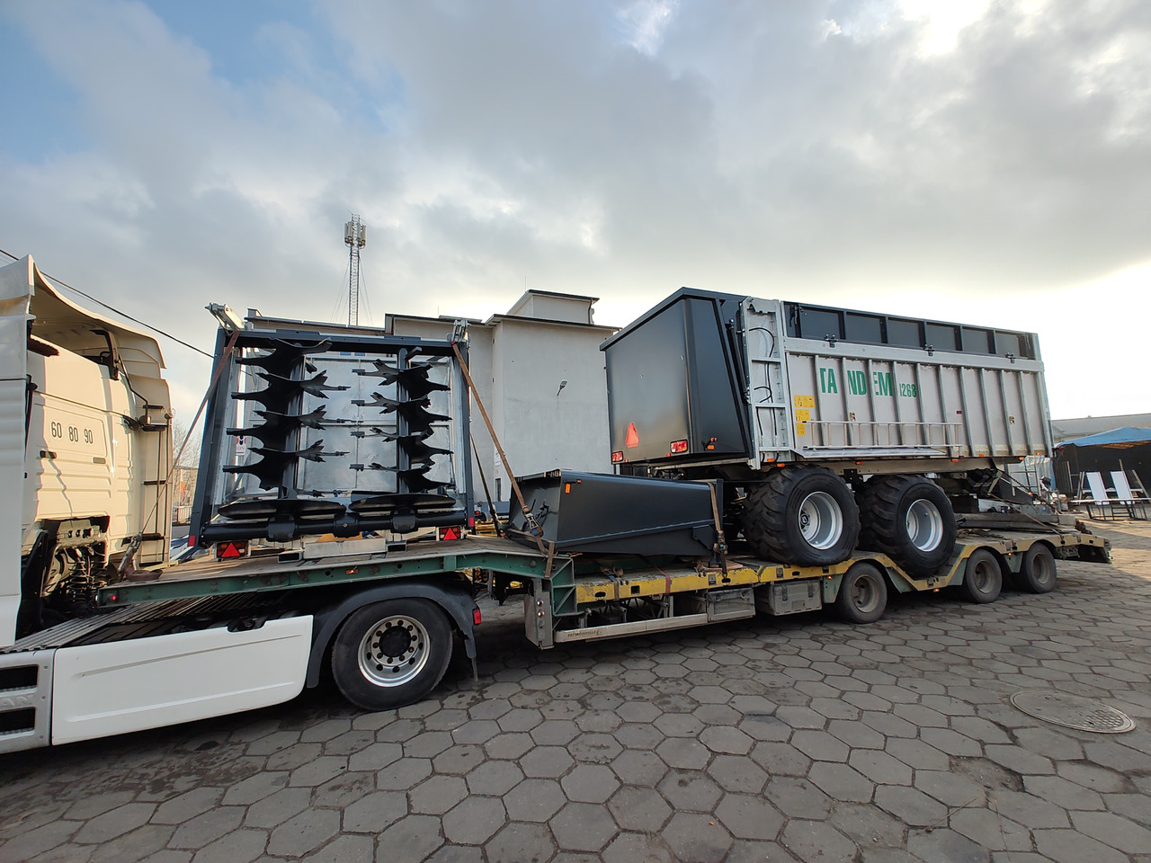 Esparcidor de estiércol nuevo Auto-Agro Mistreuer / Manure spreader / Epandeur à fumier / Rimorchio spandiconcime / Abonadora / Разбрасыватель органических удобрений / Rozrzutnik obornika Tandem N268: foto 31