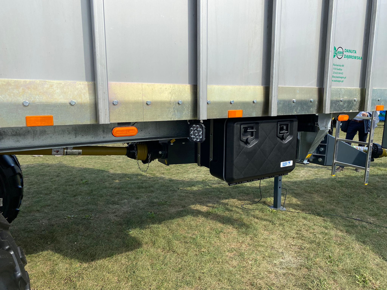Esparcidor de estiércol nuevo Auto-Agro Mistreuer / Manure spreader / Epandeur à fumier / Rimorchio spandiconcime / Abonadora / Разбрасыватель органических удобрений / Rozrzutnik obornika Tandem N268: foto 18