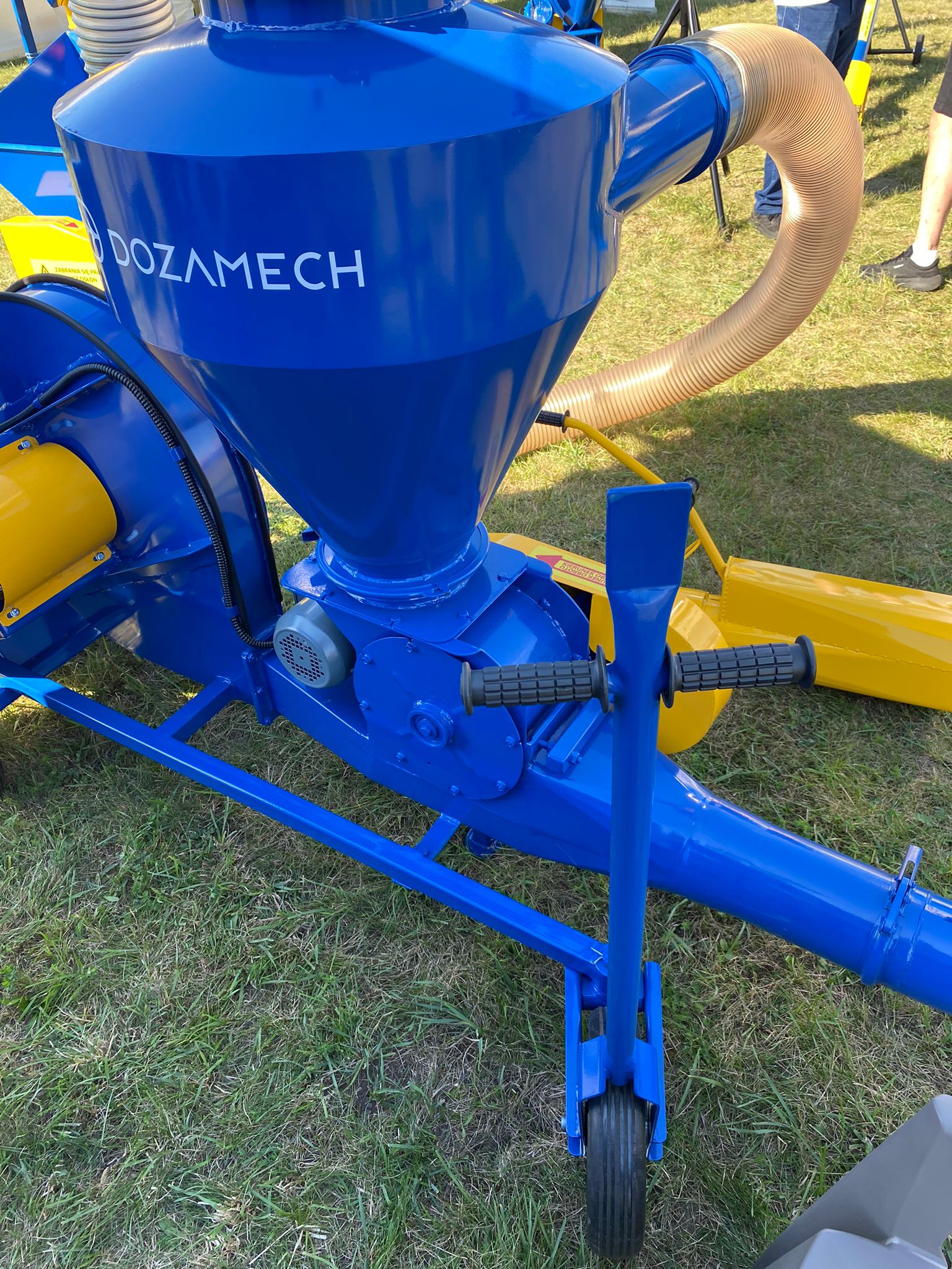 Dozamech Saug-Druckgebläse / Suction and pressure blower / Suceuse à grains / Trasportatore / Пневматический вдуватель / Dmuchawa ssąco-tłocząca T-420 - Transportador: foto 4 Dozamech Saug-Druckgebläse / Suction and pressure blower / Suceuse à grains / Trasportatore / Пневматический вдуватель / Dmuchawa ssąco-tłocząca T-420 - Transportador: foto 4