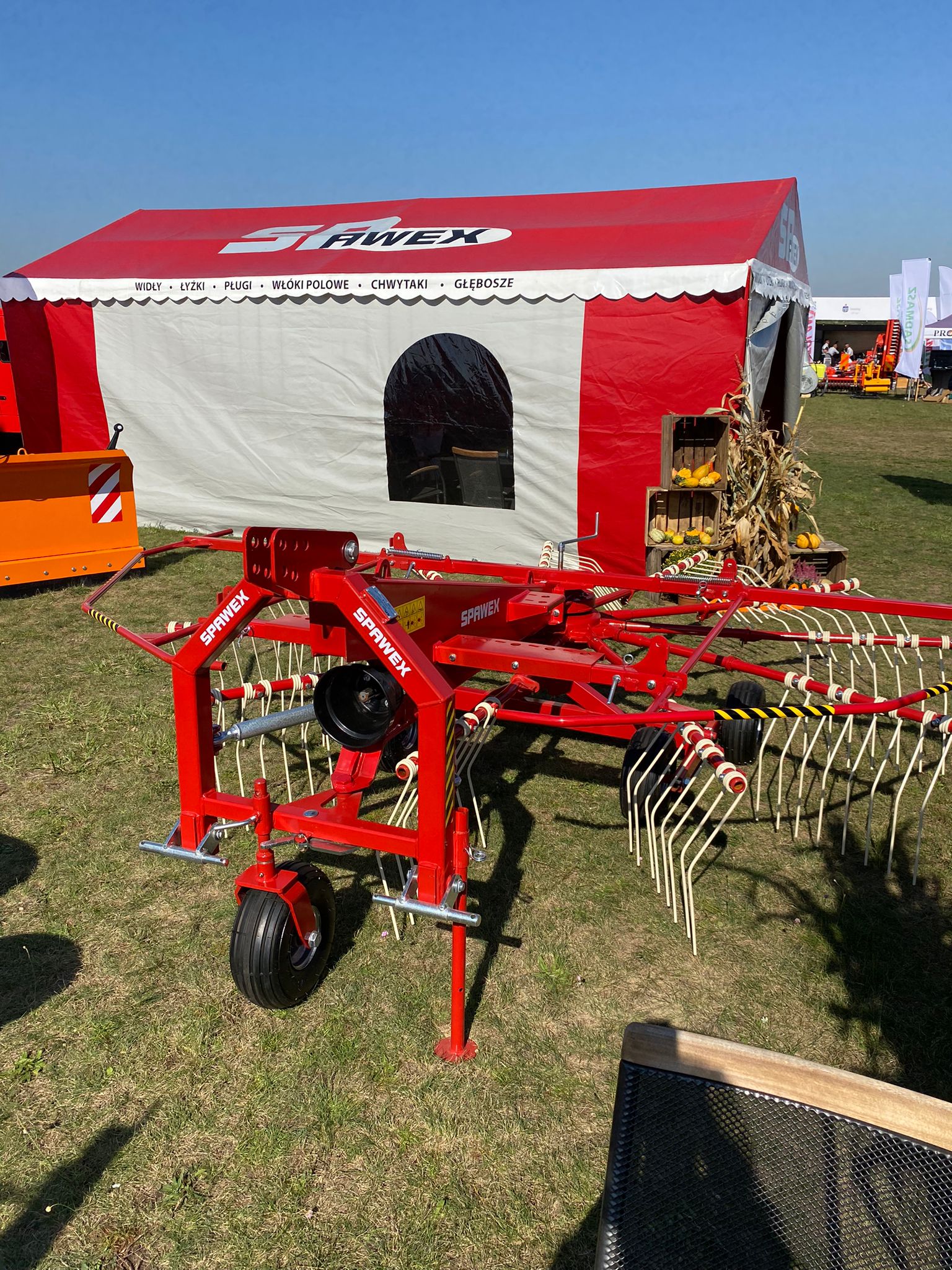 Spawex Kreiselschwader / Rake / Andaineur / Rastrillo / Rastrello / Zgrabiarka 4,5 m - Henificadora: foto 3 Spawex Kreiselschwader / Rake / Andaineur / Rastrillo / Rastrello / Zgrabiarka 4,5 m - Henificadora: foto 3
