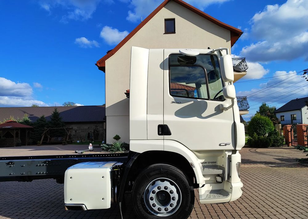 DAF CF 300 4X2 18T EURO 6 SILNIK 11L RAMA DO ZABUDOWY 176 TYS KM - Camión chasis: foto 4 DAF CF 300 4X2 18T EURO 6 SILNIK 11L RAMA DO ZABUDOWY 176 TYS KM - Camión chasis: foto 4