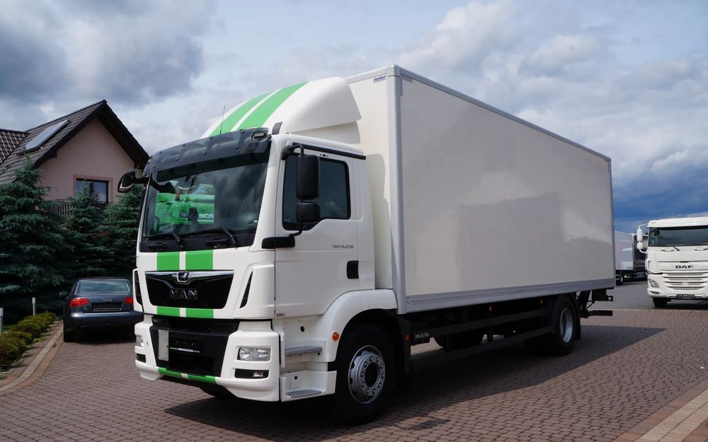 MAN TGM 18.250 / 18.290 EURO 6 KONTENER 19 PALET ŁAD. 9800 KG WINDA - Camión caja cerrada: foto 1 MAN TGM 18.250 / 18.290 EURO 6 KONTENER 19 PALET ŁAD. 9800 KG WINDA - Camión caja cerrada: foto 1