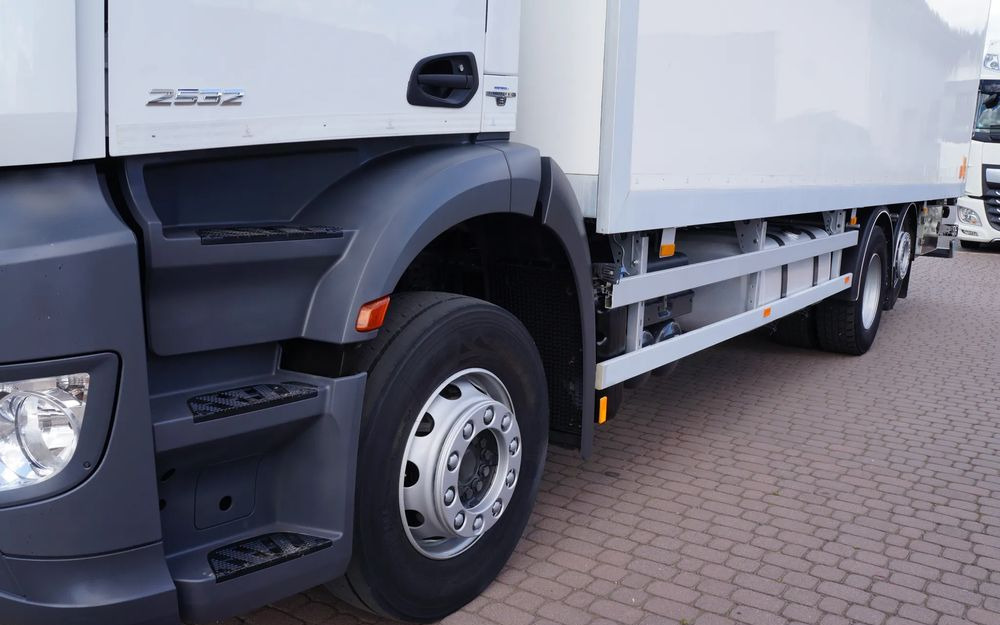 Mercedes-Benz ANTOS 2632 6x2 EURO 6 KONTENER 21 PALET ŁAD. 15.000 KG WINDA WEBASTO - Camión caja cerrada: foto 5 Mercedes-Benz ANTOS 2632 6x2 EURO 6 KONTENER 21 PALET ŁAD. 15.000 KG WINDA WEBASTO - Camión caja cerrada: foto 5