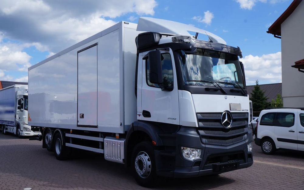 Mercedes-Benz ANTOS 2632 6x2 EURO 6 KONTENER 21 PALET ŁAD. 15.000 KG WINDA WEBASTO - Camión caja cerrada: foto 3 Mercedes-Benz ANTOS 2632 6x2 EURO 6 KONTENER 21 PALET ŁAD. 15.000 KG WINDA WEBASTO - Camión caja cerrada: foto 3