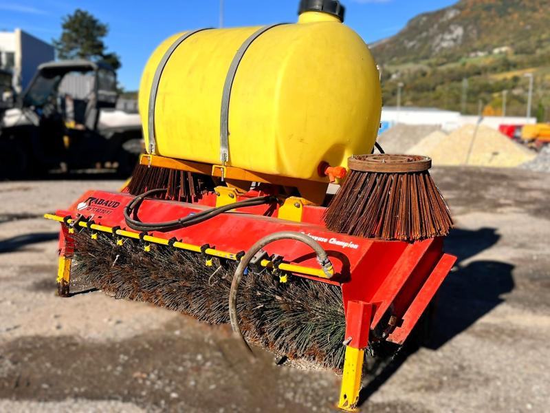 RABAUD CHAMPION  BALAYEUSE ALIGNEUSE AVEC BALAIS LATERAL - Barredora cucharón: foto 1 RABAUD CHAMPION  BALAYEUSE ALIGNEUSE AVEC BALAIS LATERAL - Barredora cucharón: foto 1