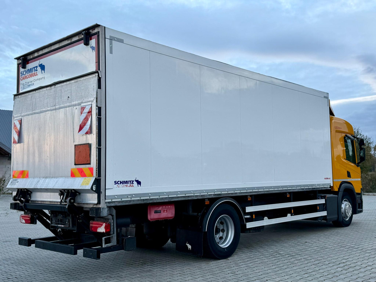 SCANIA P220 / IZOTERMA / WINDA / SCHMITZ / 18 PALET / SILNIK 6 / SYPIALKA / 2019 ROK / NISKI PRZEBIEG - Camión isotérmico: foto 4 SCANIA P220 / IZOTERMA / WINDA / SCHMITZ / 18 PALET / SILNIK 6 / SYPIALKA / 2019 ROK / NISKI PRZEBIEG - Camión isotérmico: foto 4