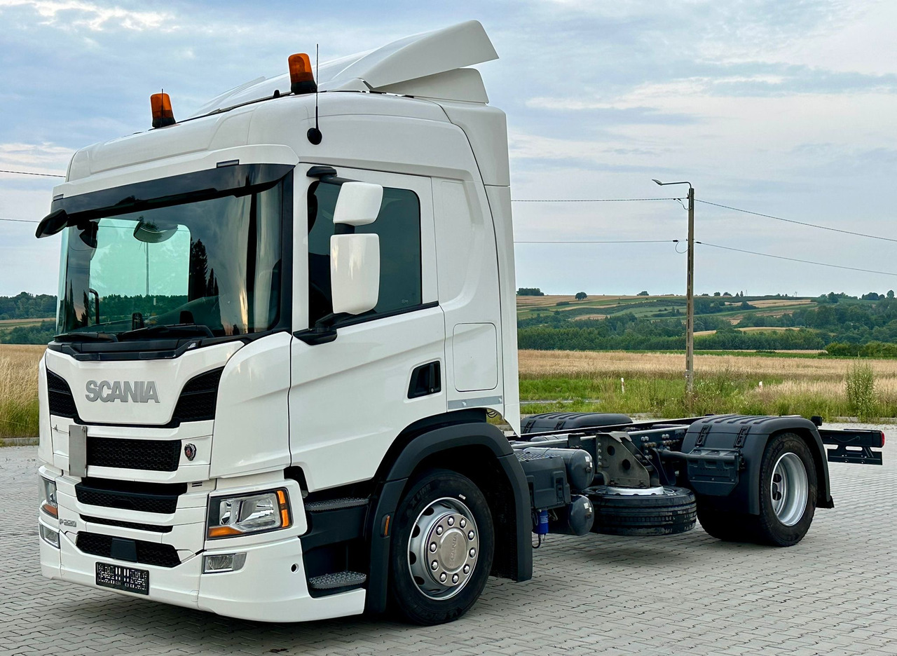 SCANIA P220 / RAMA DO ZABUDOWY / ROZSTAW OSI 3.90 M / SILNIK 6 / WYWROTKA / BECZKA / HAKOWIEC / UTRZYMANIE DRÓG / AUTOMAT / 2019 ROK / NISKI PRZEBIEG - Camión chasis: foto 2 SCANIA P220 / RAMA DO ZABUDOWY / ROZSTAW OSI 3.90 M / SILNIK 6 / WYWROTKA / BECZKA / HAKOWIEC / UTRZYMANIE DRÓG / AUTOMAT / 2019 ROK / NISKI PRZEBIEG - Camión chasis: foto 2