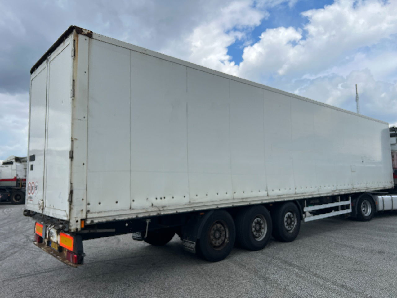 Kögel 2x lift axle, SAF disc - Semirremolque caja cerrada: foto 3 Kögel 2x lift axle, SAF disc - Semirremolque caja cerrada: foto 3