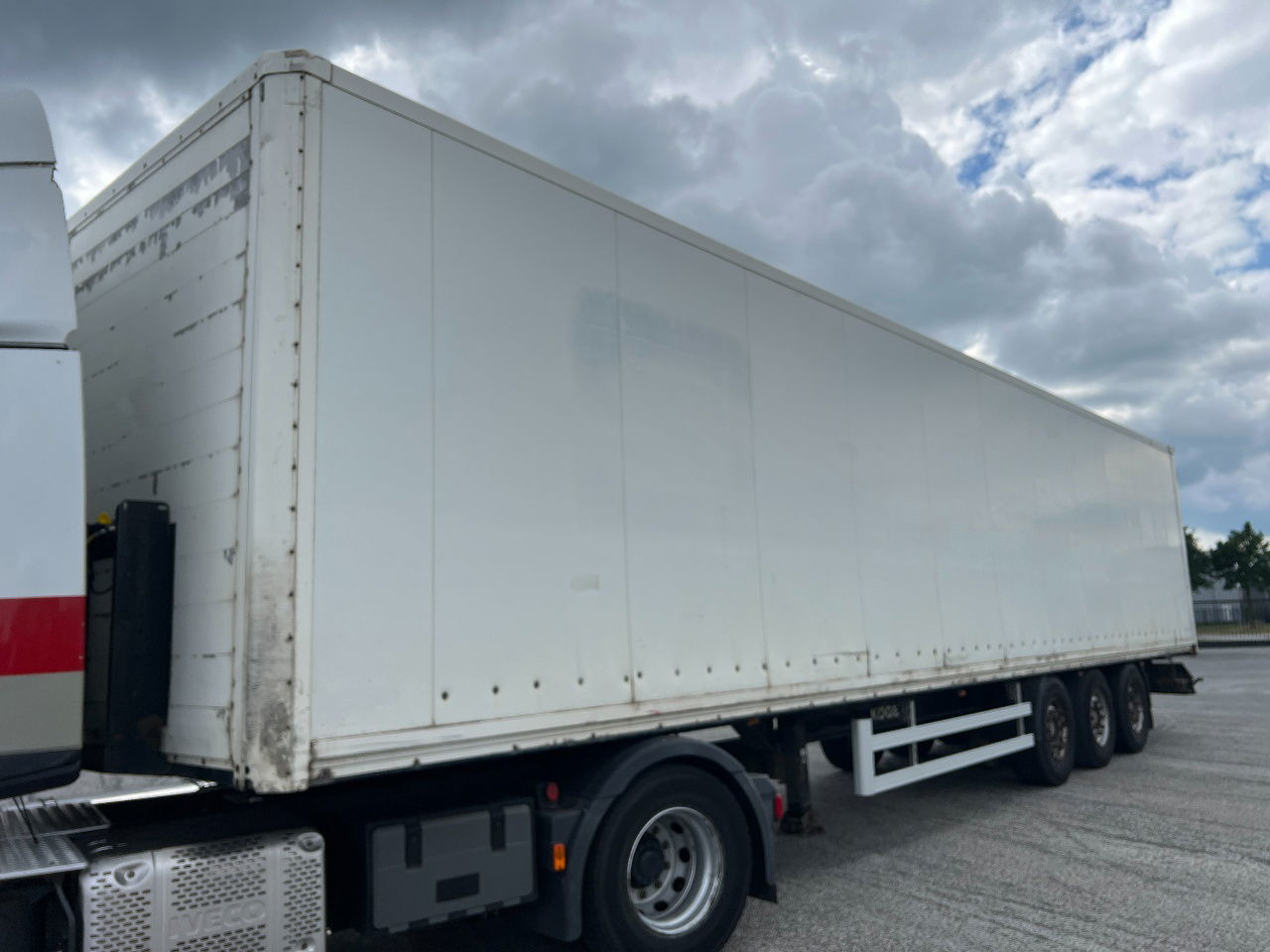 Kögel 2x lift axle, SAF disc - Semirremolque caja cerrada: foto 1 Kögel 2x lift axle, SAF disc - Semirremolque caja cerrada: foto 1
