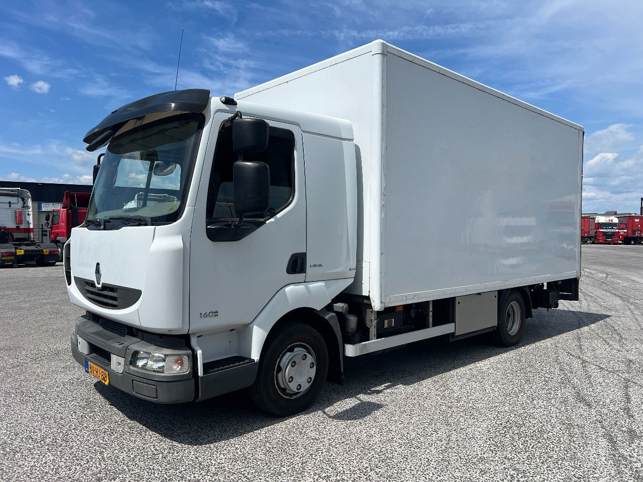 Renault Midliner 160 Manual - Camión caja cerrada: foto 1 Renault Midliner 160 Manual - Camión caja cerrada: foto 1