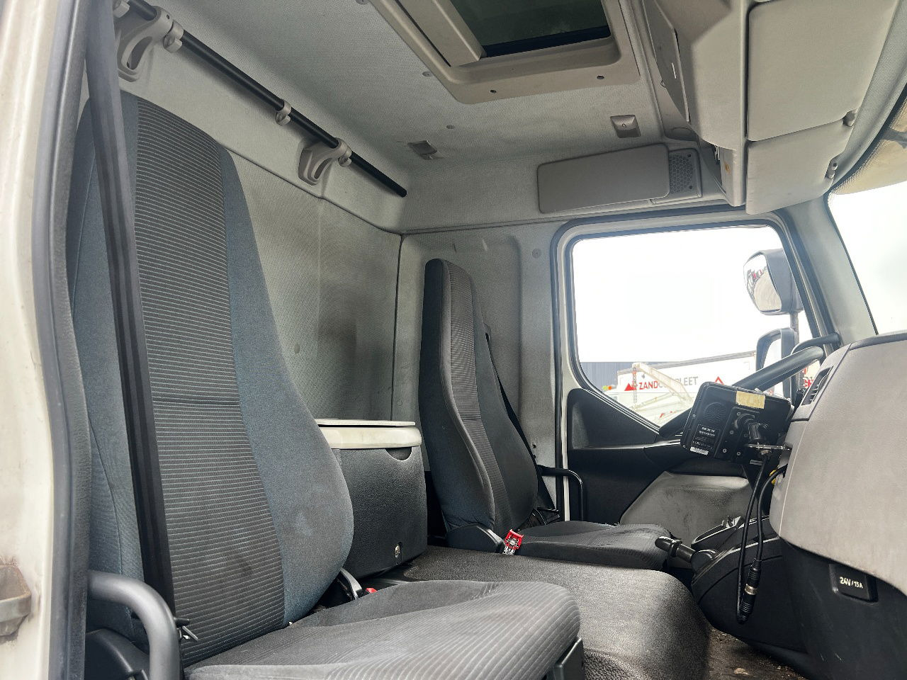 Camión caja cerrada Volvo FL 12.240 Euro 5, NL truck: foto 8