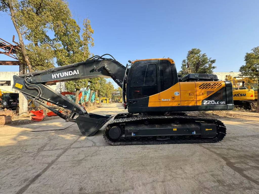 Hyundai 220LC-9S - Excavadora de cadenas: foto 1 Hyundai 220LC-9S - Excavadora de cadenas: foto 1